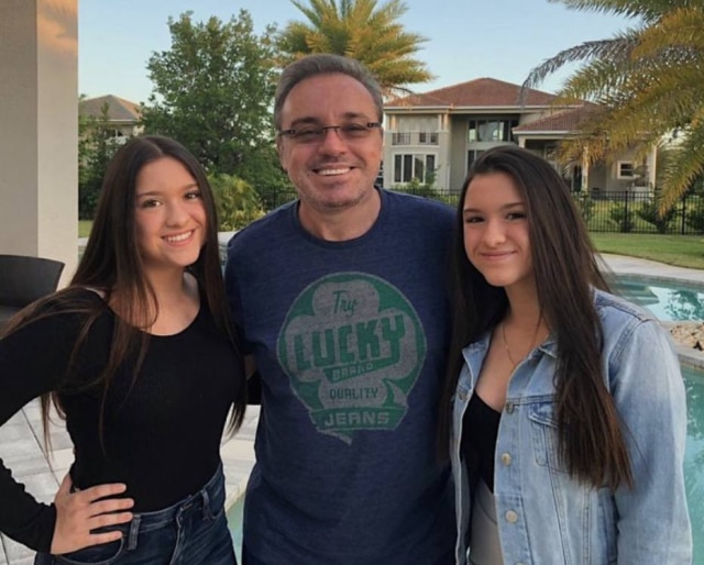 Instagram/@sofi_liberato O apresentador Gugu Liberato, que morreu em 2019, e as filhas Sofia e Marina