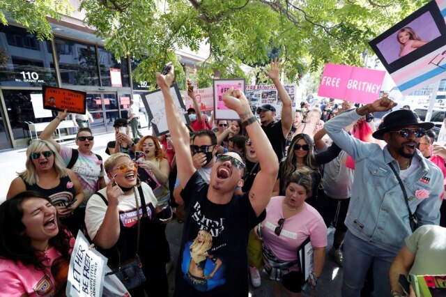 REUTERS/Mario Anzuoni Um grupo de fãs da cantora fechou uma rua para se manifestar a favor dela: 'Free Britney' diziam vários cartazes.