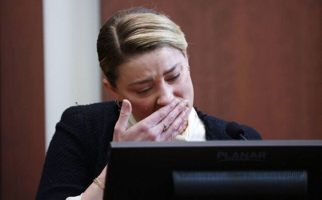 Amber Heard chora durante seu testemunho no julgamento do processo de difamação movido por Johnny Depp. 