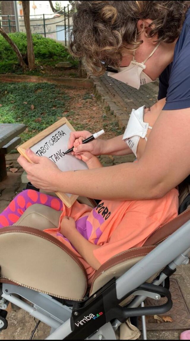 Arquivo pessoal A jornalista Mariana Rosa decidiu estimular a alfabetização da filha Alice, que tem Paralisia Cerebral e Síndrome de West.