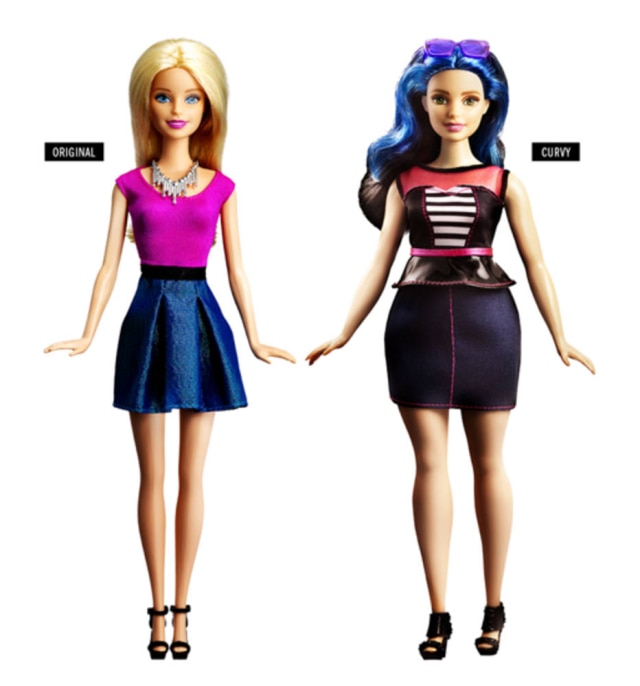 divulgação A boneca original ao lado da Curvy, uma versão com mais curvas.