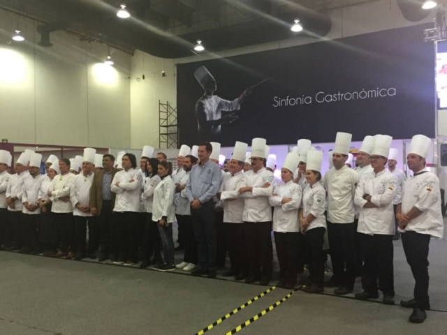 Ana Paula Boni|Estadão Nesta quinta-feira, dia em que o francês Paul Bocuse completou 90 anos, os cozinheiros participantes do Bocuse DOr no México prestaram uma homenagem a ele, fundador do concurso. Em meio a eles, a brasileira Giovanna Grossi, Laurent Suaudeau, Enrique Olvera e Gastón Acurio.