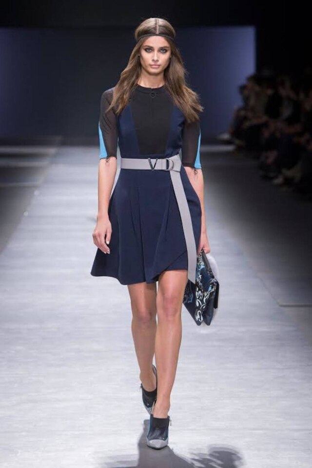 Modelo na passarela da Versace