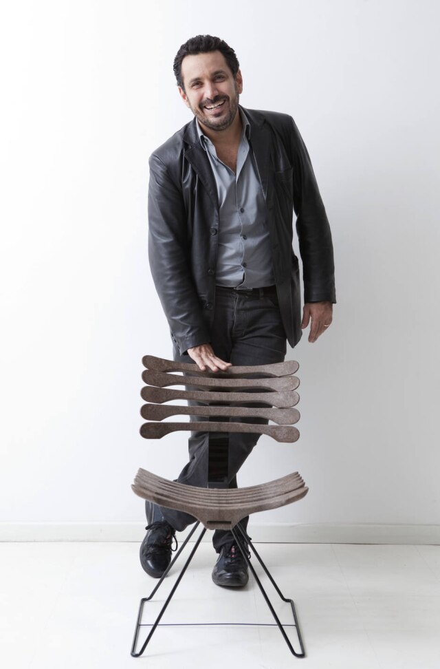 divulgação O designer Pedro Paulo Franco e a cadeira Esqueleto, rcentemente incluída na coleção do Vitra Design Museum, na Alemanha