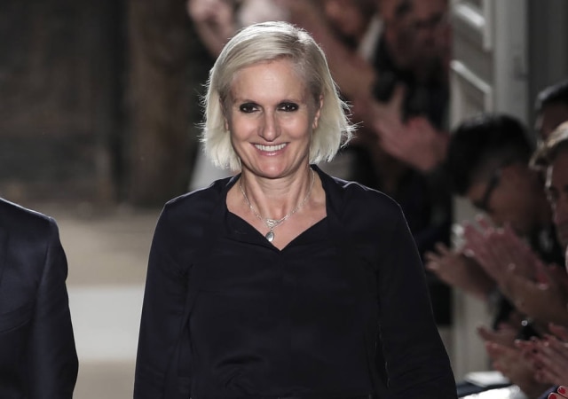 AP Photo/Kamil Zihnioglu, File A estilista Maria Grazia Chiuri será a nova diretora criativa da Dior. Na foto, ela aparece após o desfile da coleção masculina de primavera 2017 da Valentino.