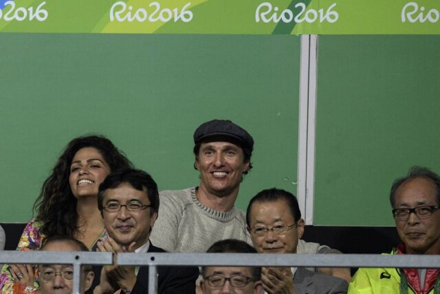 Juan Mabromata/AFP Matthew McConaughey e Camila Alves também viram uma partida de tênis de mesa