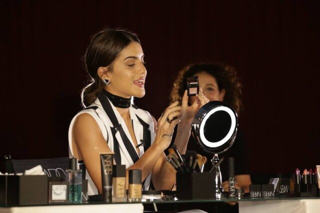 Divulgação Camila Coelho em sua primeira aula de maquiagem