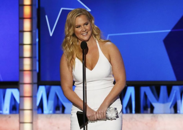 Reuters/Mario Anzuoni Amy Schumer recebe o prêmio de melhor atriz pela comédia 'Trainwreck' no Critics' Choic Awards 2016.