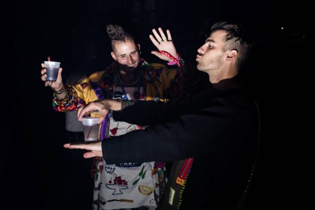 Natalie Keyssar/The New York Times Jonas e Whittle no Pyramid Club na Avenue A