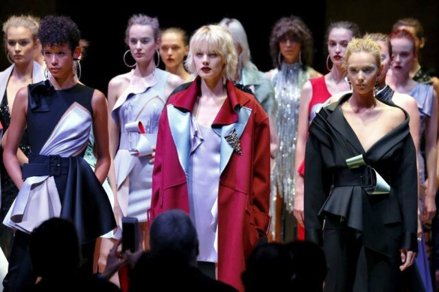 AFP PHOTO / PATRICK KOVARIK Desfile da coleção de Alta Costura de inverno 2016 da grife italiana Versace