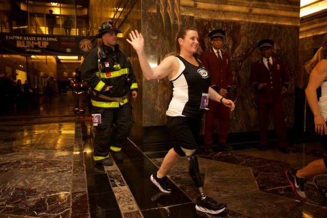 Benjamin Norman/The New York Times Roseann Sdoia e Michael Materia subiram 1.576 degraus no Empire State Building para arrecadar fundos para atletas com deficiência física