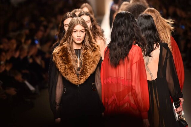 AFP PHOTO / GIUSEPPE CACACE Gigi Hadid desfilou para a Fendi