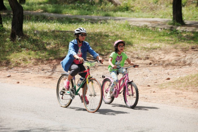 REUTERS/Faisal Mahmood Mulher anda de bicicleta com a filha na passeata, que busca promover a ocupação das mulheres no espaço público