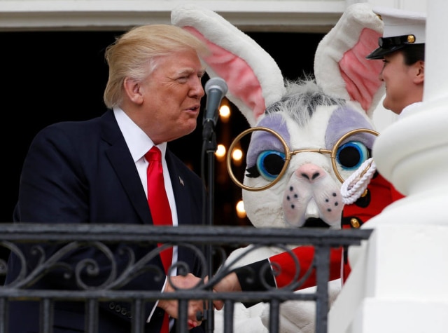 Joshua Roberts / Reuters Trump é observado pelo coelhinho da Páscoa, em 2017.