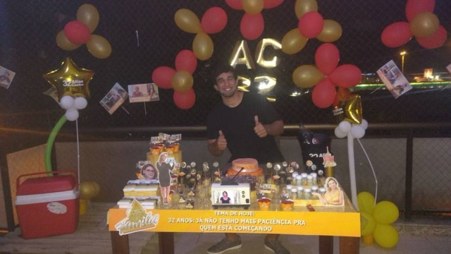 Arquivo pessoal/Allan Castro Allan Castro posa para foto atrás da mesa com decoração temática do programa do SBT