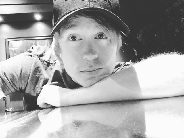instagram.com/ausdude Youtuber Austin Jones, de 24 anos, é preso sob suspeita de pornografia com suas fãs, de 14 anos