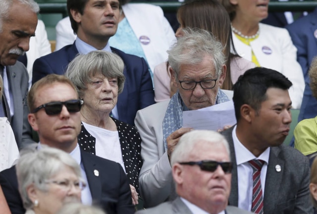 Tim Ireland/AP Photo Os atores Maggie Smith (professora Minerva McGonagall) e Ian McKellen (Gandalf) no torneio de tênis de Wimbledon.