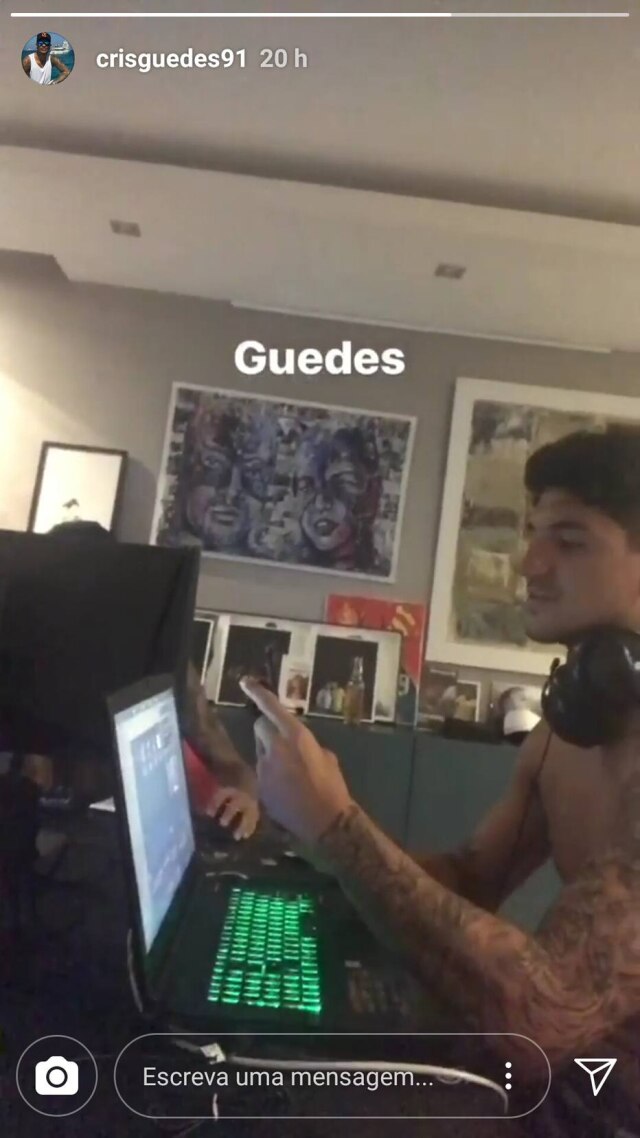Instagram/@Crisguedes91 Quadro com Bruna Marquezine continua na mansão de Neymar em Paris.