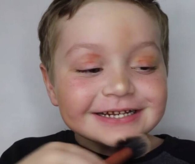 Instagram/ @lauraissharperthanyou Sebastian pediu para sua mãe gravar o seu próprio tutorial