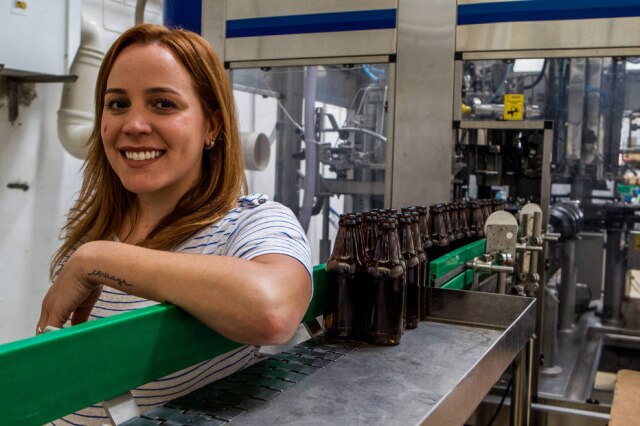 Rafael Arbex Luiza Tolosa, socia-fundadora da Cervejaria Dádiva, localizada em Várzea Paulista, SP. Foto: Rafael Arbex/ Estadão