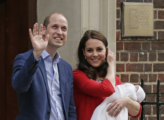Tim Ireland / AP Photo Kate e William com o novo membro da família.