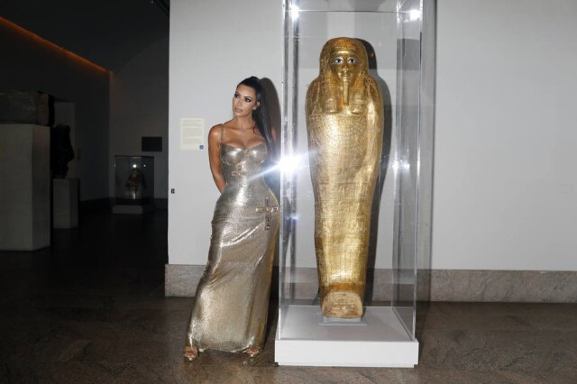 Landon Nordeman/The New York Times Golden girl: Kim Kardashian e um dos artefatos do Metropolitan Museum, em NY, na noite do MET Gala 2018