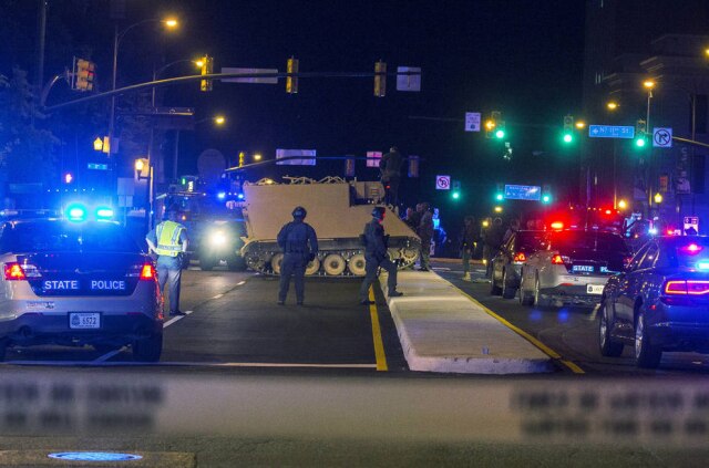 Grace Hollars/Richmond Times-Dispatch via AP Um homem roubou um tanque de guerra de um quartel da Guarda Nacional dos EUA e arrastou a polícia em uma perseguição que durou duas horas