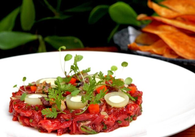 Ernesto Todrigues|Estadão Steak tartar com chips de legumes no menu do novo Ânima