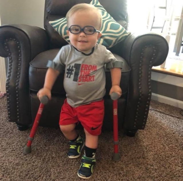 Facebook/romanclevelanddinkel Roman, um menino de 2 anos do Kansas, EUA, tem doença rara que faz com que sua medula espinhal não se desenvolva normalmente e ele tenha dificuldade de andar.