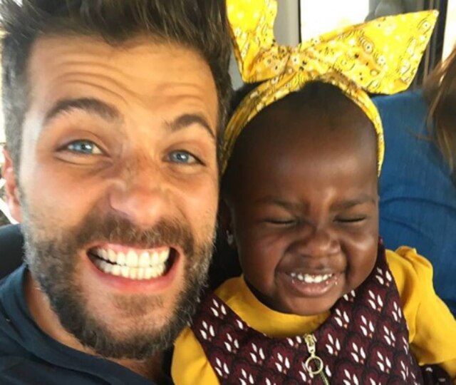Instagram / @gio_ewbank Giovanna Ewbank usou o Instagram para homenagear Bruno Gagliasso no dia dos pais e compartilhou fotos raras dos dois juntos.