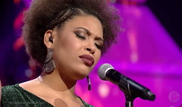 Reprodução de 'Canta Comigo' (2018) / Record TV Débora Pinheiro, a grande vencedora da 1ª temporada do 'Canta Comigo'.