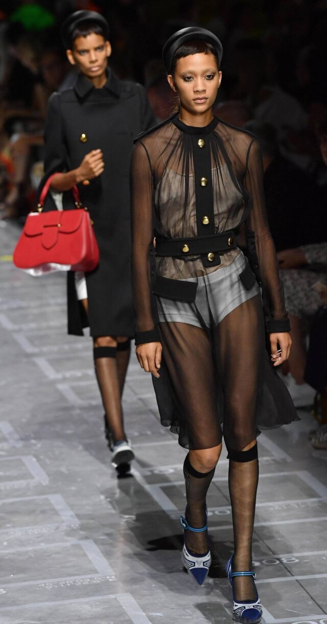 Daniel Dal Zennaro/EFE O verão 2019 da Prada: aparentemente comportado e estranhamente sexy