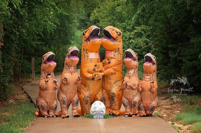 Facebook / Susan Garrett Photography - DFW Baby Photographer Família vestida de dinossauro.