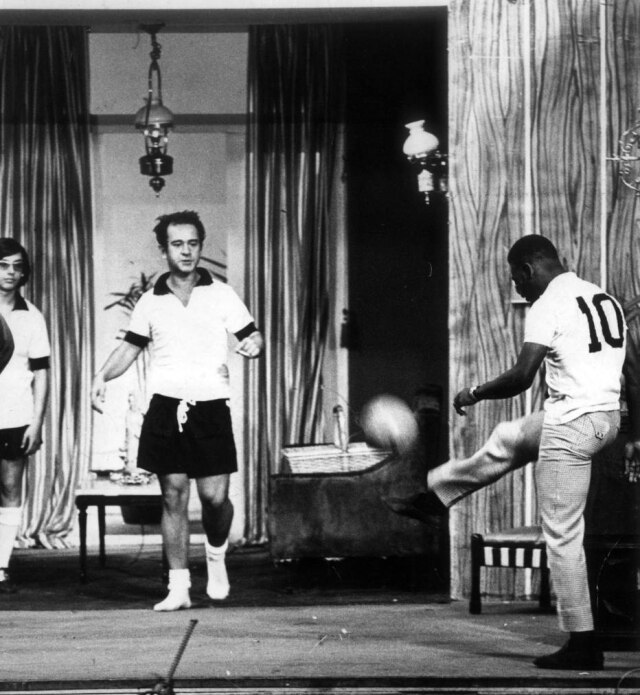 Acervo / Estadão Ronald Golias bate bola com Pelé em episódio da 'Família Trapo' exibido em 1967.