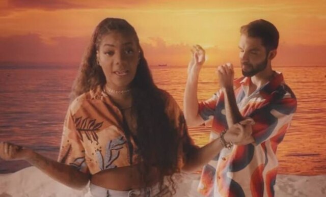 Reprodução/ YouTube Ludmilla e Silva no clipe de 'Um Pôr do Sol na Praia'.
