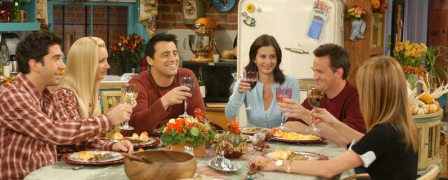 Reprodução Os amigos ao redor da mesa: 'Friends' completa 25 anos.