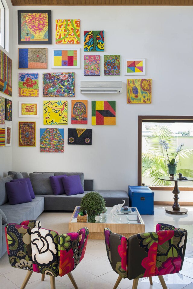 Manu Oristanio Galery wall com cores vibrantes.