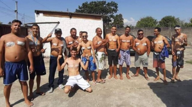 Instagram / y_almeidx Richard Alcântara (magro, de óculos e bermuda azul) com os familiares homens que o homenagearam com fitas no peito, em São Paulo.