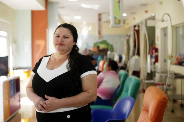 Hélvio Romero/Estadão Maria José Pereira Lima veio da cidade de Santos com o filho para que ele tratasse um câncer que afeta os músculos ligados aos ossos.