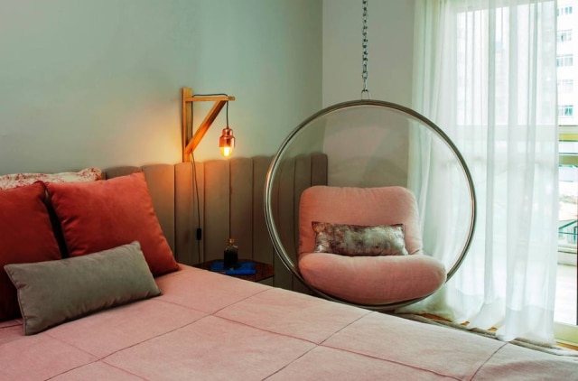 Eduardo Pozella Canto de leitura com poltrona suspensa, em quarto decorado por Karina Korn