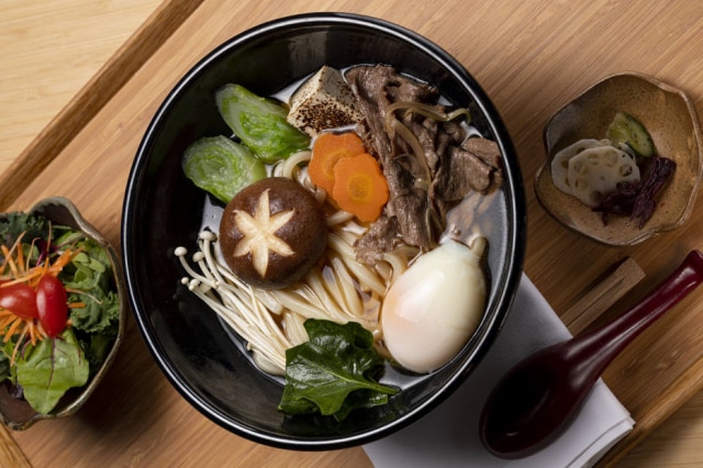 Rafael Salvador Sukiyaki da chef Telma Shiraishi, do Aizomê, pode ser pedido e finalizado em casa.