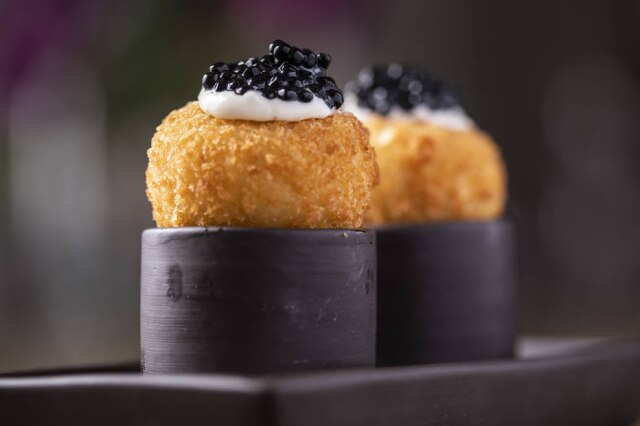 Ricardo D'Angelo Tangará. Cozinha de frango com aioli e caviar