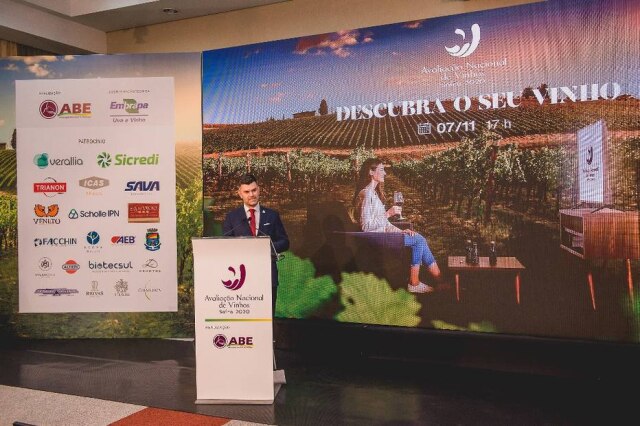 Jeferson Soldi O enólogo Daniel Salvador, presidente da ABE, na abertura da Avaliação Nacional de Vinhos.