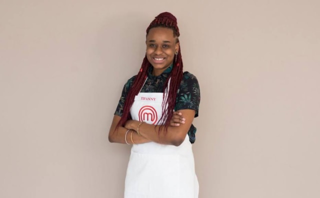 Tiffany tem 21 anos e começou a cozinhar quando passou a morar sozinha. Sonha em se tornar uma grande chef de cozinha. 