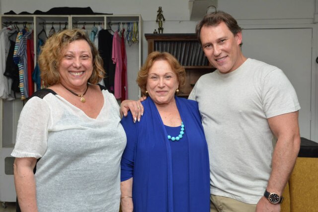 Iara Morselli/ Estadão Bárbara Bruno, Nicette Bruno e Paulo Goulart Filho em homenagem a Paulo Goulart, em 2015