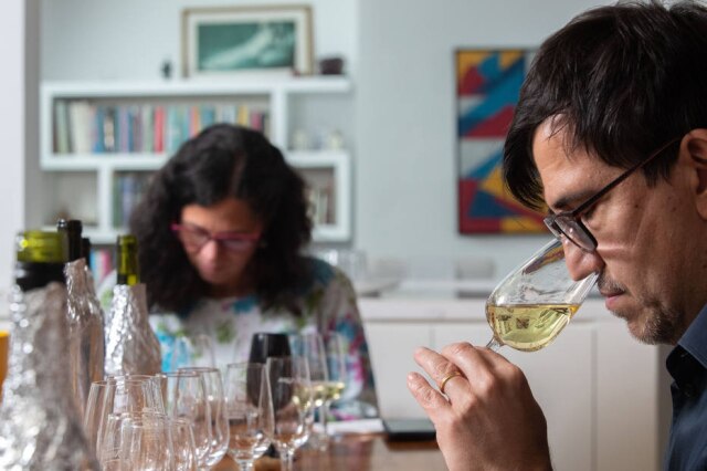 Daniel Teixeira/Estadão Degustação de 12 vinhos brancos com estrutura que permite enfrentar as noites mais frias