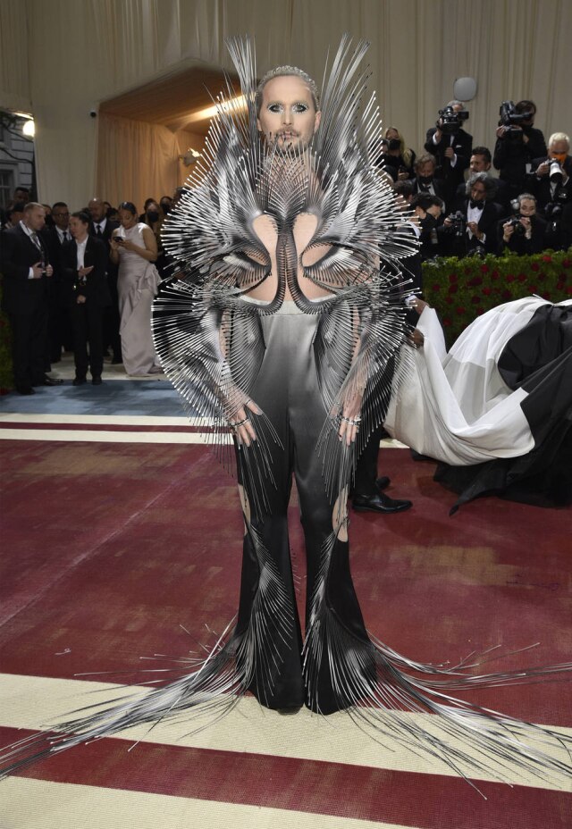 Evan Agostini/Invision/AP O empresário e ativista Fredrik Robertsson vestiu uma peça da grife Iris van Herpen no Met Gala 2022.