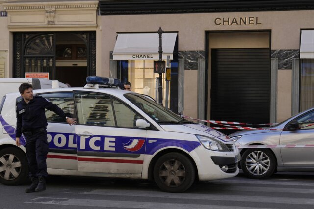 AP Photo/Francois Mori Policia é chamada após um assalto em uma loja Chanel nesta quinta-feira em Paris. Quatro assaltantes de capacete fugiram com uma scooter e uma motocicleta.