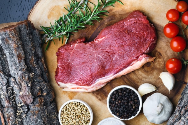 O bife perfeito deve ter uma proporção ideal de carne para gordura – e deve haver sangue