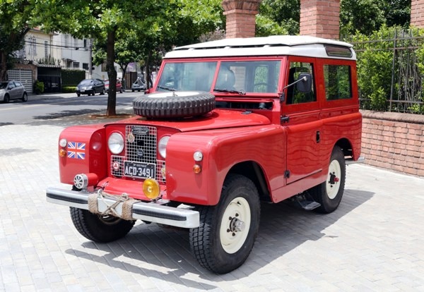 Colecionador dá vida nova a dois jipes Land Rover raros